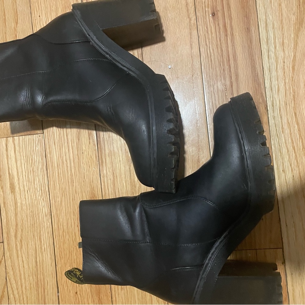 DR martens heeled chunky zip boots